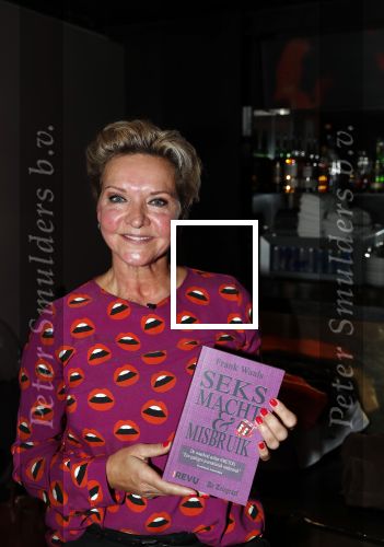 Amsterdam 1 november 2018
Boekpresentatie Frank Waals op Rembrandtplein.  Aanwezig oa Harrie Klooster Barry Stevens Inge Ipenburg en Mariska v Kolck