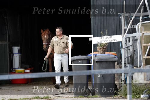 Wijdewormer 19 oktober 2018
Marnix Knetemann aan het werk op zijn boerderij. Zij zus Elise komt op bezoek met haar pas geboren baby.