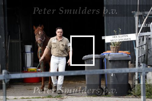 Wijdewormer 19 oktober 2018
Marnix Knetemann aan het werk op zijn boerderij. Zij zus Elise komt op bezoek met haar pas geboren baby.