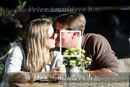 Amsterdam 13 oktober 2018
Martijn Krabbe verliefd en kussend op terras met zijn vriendin Deborah.
