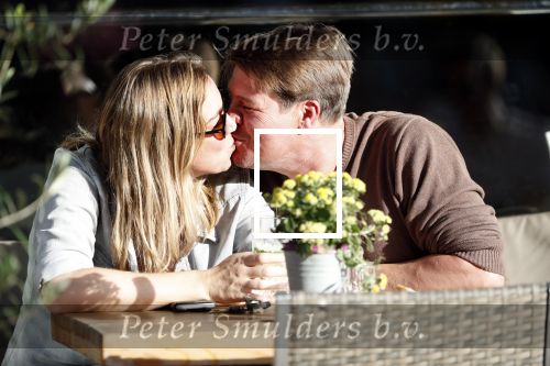 Amsterdam 13 oktober 2018
Martijn Krabbe verliefd en kussend op terras met zijn vriendin Deborah.