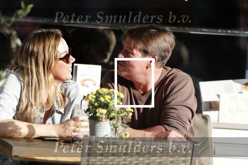 Amsterdam 13 oktober 2018
Martijn Krabbe verliefd en kussend op terras met zijn vriendin Deborah.
