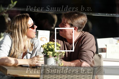 Amsterdam 13 oktober 2018
Martijn Krabbe verliefd en kussend op terras met zijn vriendin Deborah.