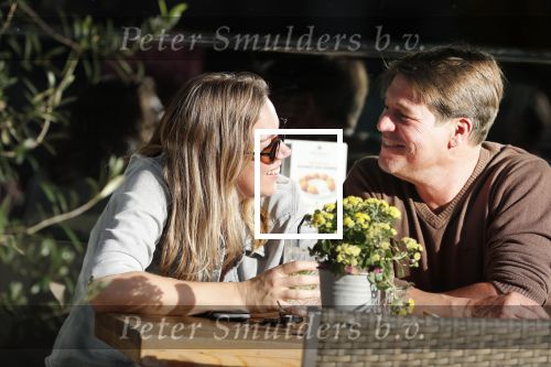 Amsterdam 13 oktober 2018
Martijn Krabbe verliefd en kussend op terras met zijn vriendin Deborah.