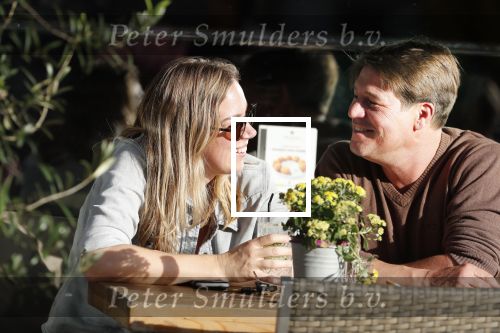 Amsterdam 13 oktober 2018
Martijn Krabbe verliefd en kussend op terras met zijn vriendin Deborah.