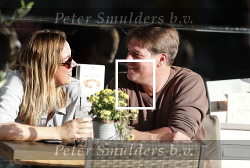 Amsterdam 13 oktober 2018
Martijn Krabbe verliefd en kussend op terras met zijn vriendin Deborah.