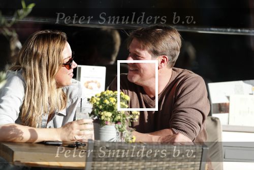 Amsterdam 13 oktober 2018
Martijn Krabbe verliefd en kussend op terras met zijn vriendin Deborah.