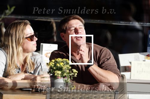 Amsterdam 13 oktober 2018
Martijn Krabbe verliefd en kussend op terras met zijn vriendin Deborah.