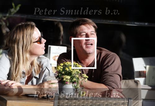 Amsterdam 13 oktober 2018
Martijn Krabbe verliefd en kussend op terras met zijn vriendin Deborah.