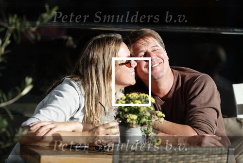 Amsterdam 13 oktober 2018
Martijn Krabbe verliefd en kussend op terras met zijn vriendin Deborah.