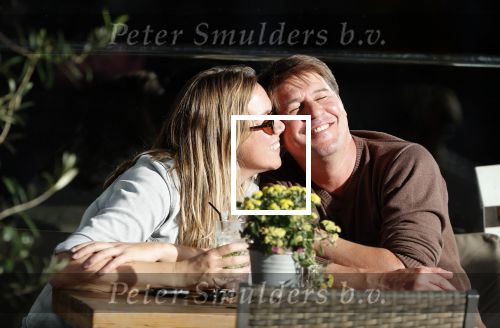 Amsterdam 13 oktober 2018
Martijn Krabbe verliefd en kussend op terras met zijn vriendin Deborah.