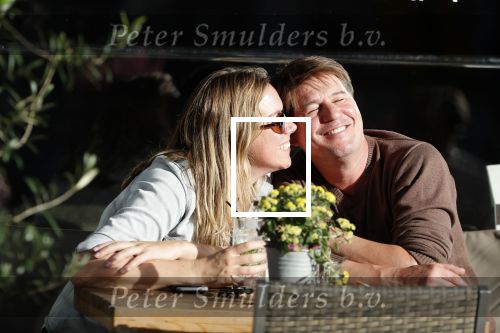 Amsterdam 13 oktober 2018
Martijn Krabbe verliefd en kussend op terras met zijn vriendin Deborah.