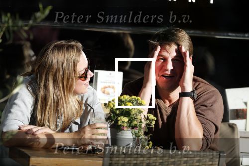 Amsterdam 13 oktober 2018
Martijn Krabbe verliefd en kussend op terras met zijn vriendin Deborah.