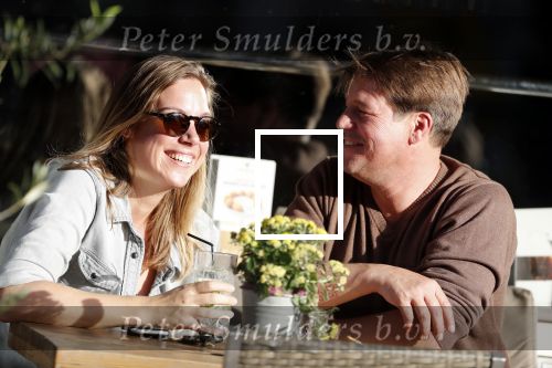 Amsterdam 13 oktober 2018
Martijn Krabbe verliefd en kussend op terras met zijn vriendin Deborah.