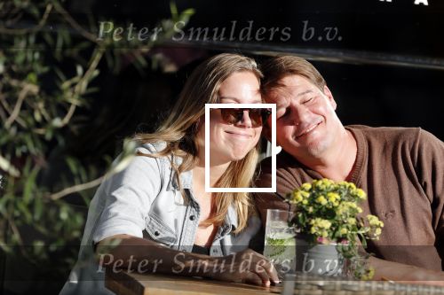 Amsterdam 13 oktober 2018
Martijn Krabbe verliefd en kussend op terras met zijn vriendin Deborah.