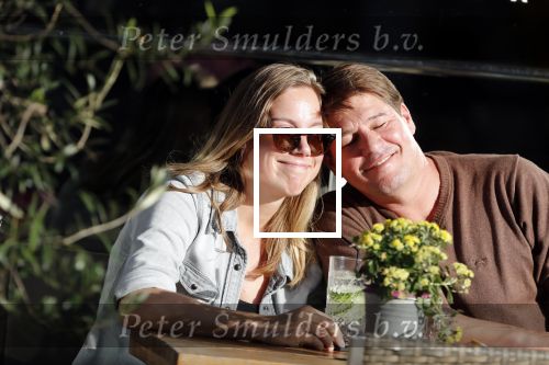 Amsterdam 13 oktober 2018
Martijn Krabbe verliefd en kussend op terras met zijn vriendin Deborah.