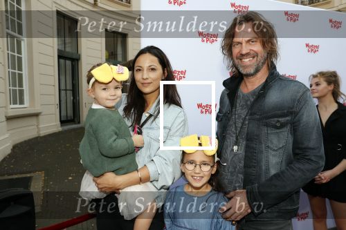 Den Haag 14 oktober 2018
Premiere Woezel en pip in koninklijke schouwburg Den haag. Martin v d Starre met vrouw en kinderen