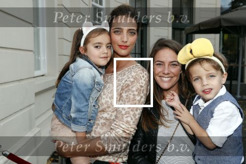 Den Haag 14 oktober 2018
Premiere Woezel en pip in koninklijke schouwburg Den haag. marvy Rieder met dochter en zus