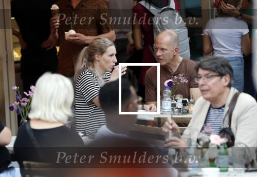 Amsterdam 13 oktober 2018
Maxim Hartman met (een) vriendin op terras in de pijp in Amsterdam.