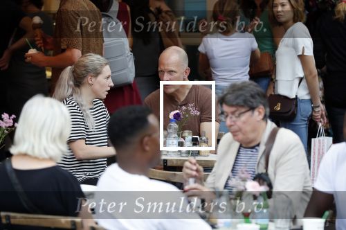 Amsterdam 13 oktober 2018
Maxim Hartman met (een) vriendin op terras in de pijp in Amsterdam.