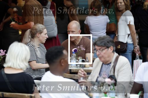 Amsterdam 13 oktober 2018
Maxim Hartman met (een) vriendin op terras in de pijp in Amsterdam.
