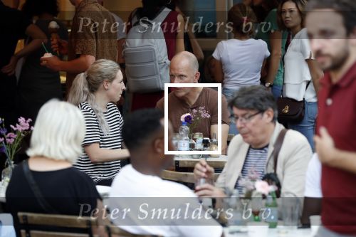 Amsterdam 13 oktober 2018
Maxim Hartman met (een) vriendin op terras in de pijp in Amsterdam.