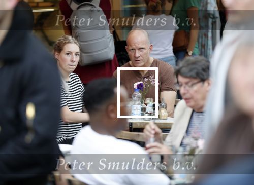 Amsterdam 13 oktober 2018
Maxim Hartman met (een) vriendin op terras in de pijp in Amsterdam.