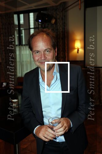 Amsterdam 23 oktober 2018
Boekpresentatie van Antoinette Scheulderman in de soho House . Eva Jinek overhandigt haar het eerste boek. Michiel v Egmond