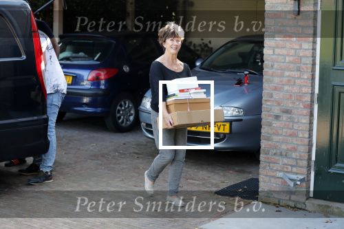 Berkel en Rodenrijs 15 oktober 2018
Monique Hazes en haar tante tillen met vrienden spullen naar hun nieuwe huis. Andre Hazes ligt ziek in bed. Vandaag gaan ze voor het eerst slapen in hun nieuwe huis aan het water.