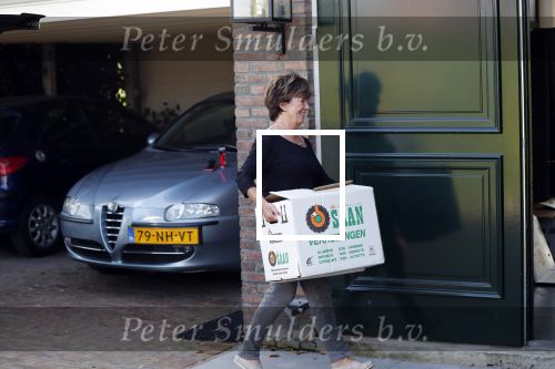 Berkel en Rodenrijs 15 oktober 2018
Monique Hazes en haar tante tillen met vrienden spullen naar hun nieuwe huis. Andre Hazes ligt ziek in bed. Vandaag gaan ze voor het eerst slapen in hun nieuwe huis aan het water.