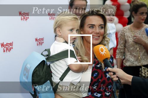 Den Haag 14 oktober 2018
Premiere Woezel en pip in koninklijke schouwburg Den haag. Monique Hazes kwam met haar zoontje Andre Hazes jr