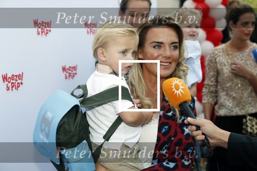 Den Haag 14 oktober 2018
Premiere Woezel en pip in koninklijke schouwburg Den haag. Monique Hazes kwam met haar zoontje Andre Hazes jr