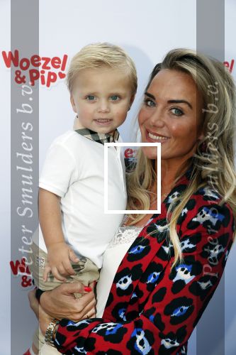 Den Haag 14 oktober 2018
Premiere Woezel en pip in koninklijke schouwburg Den haag. Monique Hazes kwam met haar zoontje Andre Hazes jr