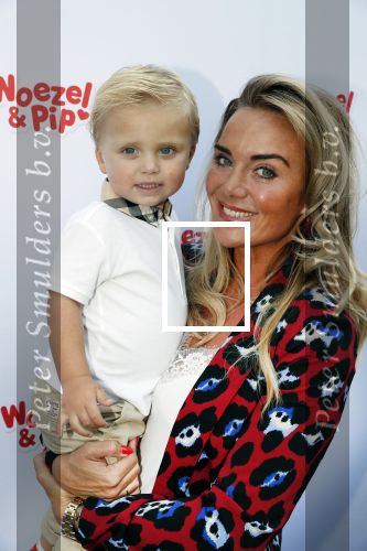 Den Haag 14 oktober 2018
Premiere Woezel en pip in koninklijke schouwburg Den haag. Monique Hazes kwam met haar zoontje Andre Hazes jr