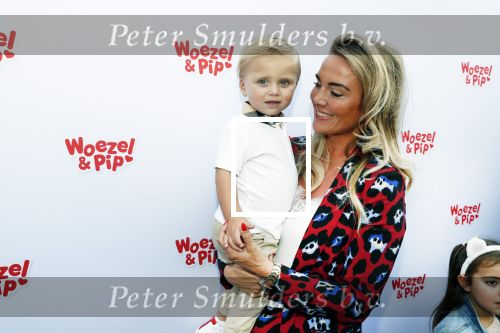 Den Haag 14 oktober 2018
Premiere Woezel en pip in koninklijke schouwburg Den haag. Monique Hazes kwam met haar zoontje Andre Hazes jr
