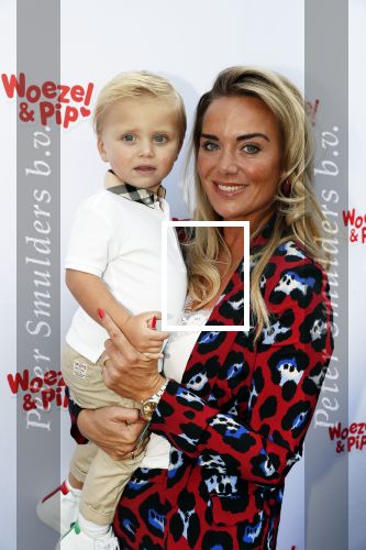 Den Haag 14 oktober 2018
Premiere Woezel en pip in koninklijke schouwburg Den haag. Monique Hazes kwam met haar zoontje Andre Hazes jr