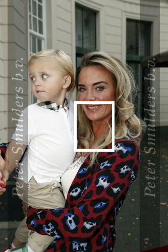 Den Haag 14 oktober 2018
Premiere Woezel en pip in koninklijke schouwburg Den haag. Monique Hazes kwam met haar zoontje Andre Hazes jr