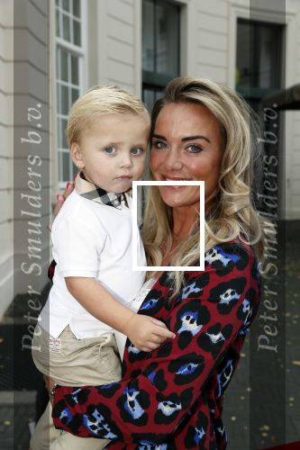 Den Haag 14 oktober 2018
Premiere Woezel en pip in koninklijke schouwburg Den haag. Monique Hazes kwam met haar zoontje Andre Hazes jr