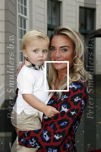 Den Haag 14 oktober 2018
Premiere Woezel en pip in koninklijke schouwburg Den haag. Monique Hazes kwam met haar zoontje Andre Hazes jr