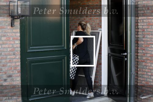 Berkel en Rodenrijs 15 oktober 2018
Monique Hazes en haar tante tillen met vrienden spullen naar hun nieuwe huis. Andre Hazes ligt ziek in bed. Vandaag gaan ze voor het eerst slapen in hun nieuwe huis aan het water.
