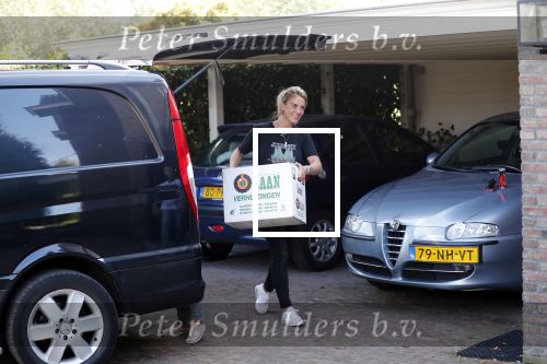 Berkel en Rodenrijs 15 oktober 2018
Monique Hazes en haar tante tillen met vrienden spullen naar hun nieuwe huis. Andre Hazes ligt ziek in bed. Vandaag gaan ze voor het eerst slapen in hun nieuwe huis aan het water.