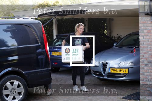 Berkel en Rodenrijs 15 oktober 2018
Monique Hazes en haar tante tillen met vrienden spullen naar hun nieuwe huis. Andre Hazes ligt ziek in bed. Vandaag gaan ze voor het eerst slapen in hun nieuwe huis aan het water.