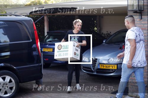 Berkel en Rodenrijs 15 oktober 2018
Monique Hazes en haar tante tillen met vrienden spullen naar hun nieuwe huis. Andre Hazes ligt ziek in bed. Vandaag gaan ze voor het eerst slapen in hun nieuwe huis aan het water.