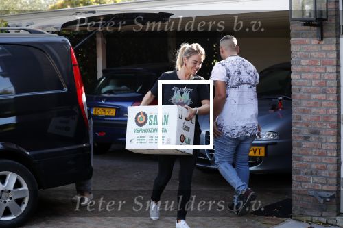Berkel en Rodenrijs 15 oktober 2018
Monique Hazes en haar tante tillen met vrienden spullen naar hun nieuwe huis. Andre Hazes ligt ziek in bed. Vandaag gaan ze voor het eerst slapen in hun nieuwe huis aan het water.