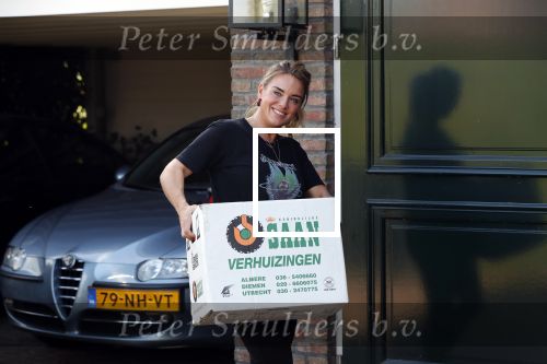 Berkel en Rodenrijs 15 oktober 2018
Monique Hazes en haar tante tillen met vrienden spullen naar hun nieuwe huis. Andre Hazes ligt ziek in bed. Vandaag gaan ze voor het eerst slapen in hun nieuwe huis aan het water.