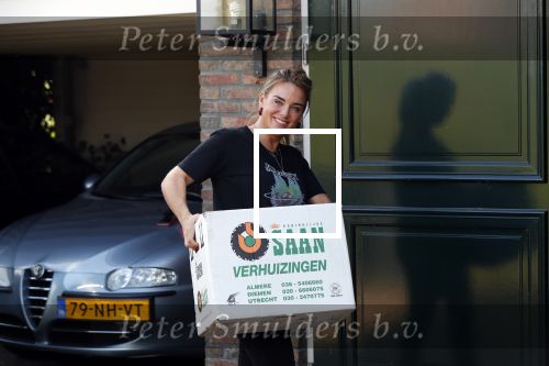 Berkel en Rodenrijs 15 oktober 2018
Monique Hazes en haar tante tillen met vrienden spullen naar hun nieuwe huis. Andre Hazes ligt ziek in bed. Vandaag gaan ze voor het eerst slapen in hun nieuwe huis aan het water.