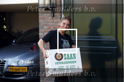 Berkel en Rodenrijs 15 oktober 2018
Monique Hazes en haar tante tillen met vrienden spullen naar hun nieuwe huis. Andre Hazes ligt ziek in bed. Vandaag gaan ze voor het eerst slapen in hun nieuwe huis aan het water.