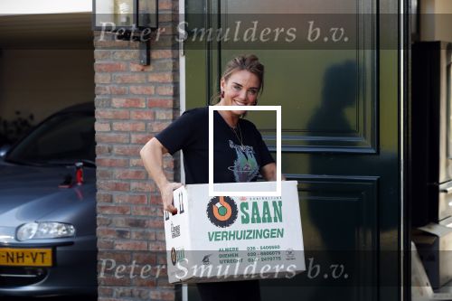 Berkel en Rodenrijs 15 oktober 2018
Monique Hazes en haar tante tillen met vrienden spullen naar hun nieuwe huis. Andre Hazes ligt ziek in bed. Vandaag gaan ze voor het eerst slapen in hun nieuwe huis aan het water.