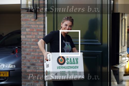 Berkel en Rodenrijs 15 oktober 2018
Monique Hazes en haar tante tillen met vrienden spullen naar hun nieuwe huis. Andre Hazes ligt ziek in bed. Vandaag gaan ze voor het eerst slapen in hun nieuwe huis aan het water.