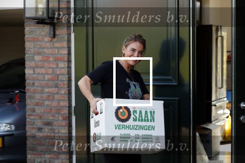 Berkel en Rodenrijs 15 oktober 2018
Monique Hazes en haar tante tillen met vrienden spullen naar hun nieuwe huis. Andre Hazes ligt ziek in bed. Vandaag gaan ze voor het eerst slapen in hun nieuwe huis aan het water.